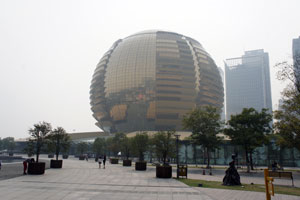 新たな商業オフィス街として開発中の銭江新城