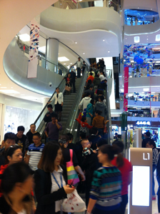 連雲港市民が待ちに待った大型商業施設「蘇寧広場」のオープニングは客でごった返しに。