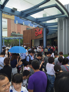 15年5月に上海でオープンした世界最大級のディズニーストアには長蛇の列が…