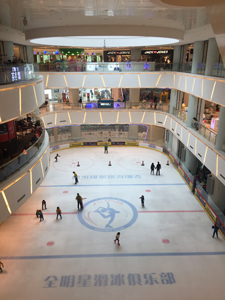 中国の商業施設ではスケートリンクが“コト（体験）”消費のシンボルに…