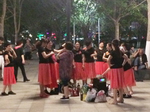 中国で人気の「広場舞」