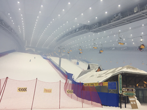 黒竜江省の省都・ハルビンに17年６月末にオープンした「万達城」の室内スキー場