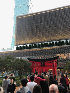 台北101を背景に「恵比寿神社」が「インスタ映え」の好スポットに