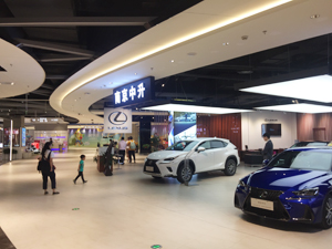 モール内での自動車展示販売が主流になるか（写真：南京「金鷹世界」モール）