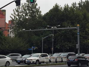 上海の主要な交差点では監視カメラが目を光らせる