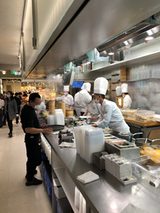 飲食店のオープンキッチンも「安全感消費」を反映